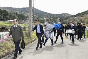 安達優季容疑者の自宅へ向かう京都府警の捜査員ら＝１７日午前９時４８分、京都府南丹市