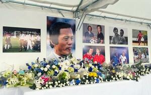 パナソニックスタジアム吹田の場外広場に設置された、釜本邦茂さんをしのぶ献花台=23日