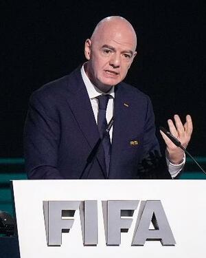 FIFA総会でスピーチするインファンティノ会長=4月30日、バンクーバー(AP=共同)
