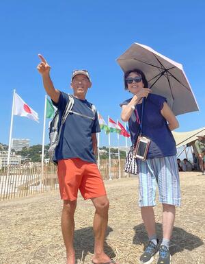 富澤慎選手のレースを見守る父仁さん(左)と、母幸恵さん=7月29日、マルセイユ
