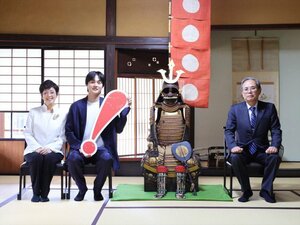 （左から）大分県日田市・椋野美智子市長、結木滉星、伝・豊臣秀長の甲冑、第12代草野本家当主・草野義輔氏