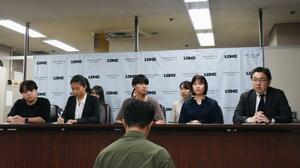 記者会見する原告ら=22日午後、東京・霞が関の司法記者クラブ