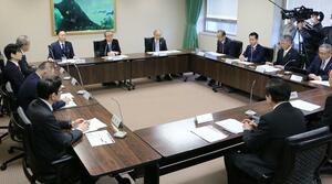 JA県厚生連への財政支援について話し合った県と病院立地9市、県厚生連のトップらによる会談=2月6日、県庁