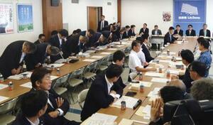 自民党農林部会の会合で謝罪する農林水産省の幹部ら(左列)=8日午前、東京・永田町の党本部