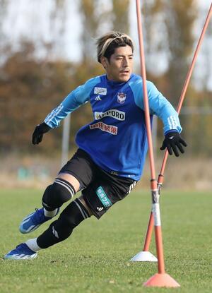 攻守両面で勝利への貢献を目指すDF新井直人=聖籠町