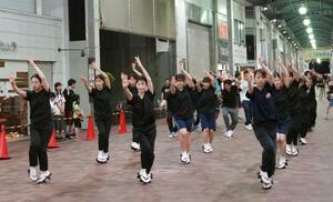 6年ぶりに復活した「阿波おどり」の公開練習=13日、徳島市
