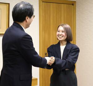中原八一市長に「アトツギ甲子園」での活躍を報告した栗林礼奈さん=新潟市役所