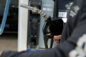 　給油をする人＝６日、米フロリダ州マイアミ（ゲッティ＝共同）