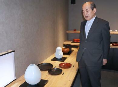 白磁に浮かぶ降り積もる雪 鳥取市の人間国宝・前田昭博さんら長岡市で