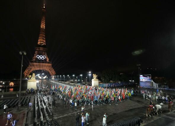 パリ五輪の開会式で集まった各国の国旗。奥はエッフェル塔＝７月２６日、パリ（共同）
