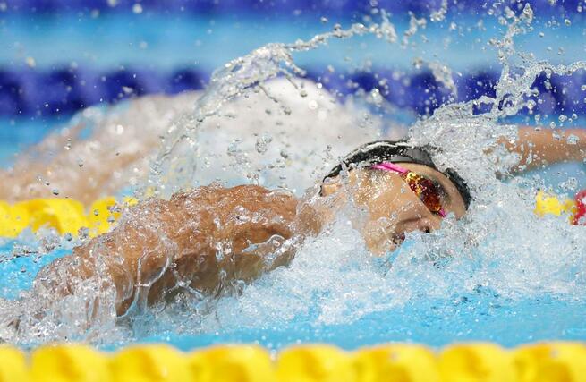 全国高校総体　競泳男子４００メートル個人メドレー決勝　準優勝の根岸歩夢（長岡大手）の自由形。優勝した小島夢貴（愛知・豊川）は隣のレーンで激しく競り合った＝８月２０日、佐賀市のＳＡＧＡアクア