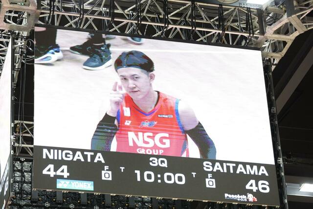 第3クオーター開始前にカメラに向かってポーズを決める川村卓也