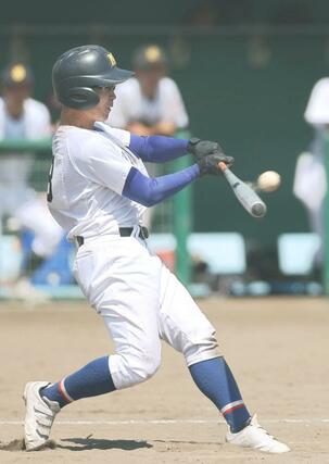 新発田南-五泉 延長十三回新発田南1死満塁、髙橋優介が3点適時二塁打を放つ=五十公野公園野球場