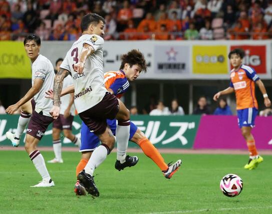 新潟ー神戸　前半３１分、新潟のＦＷ長倉幹樹が同点弾を決め、１－１＝ビッグスワン