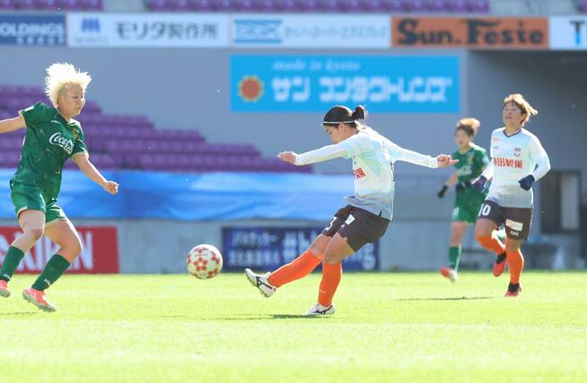 新潟Ｌ－日テレ東京Ｖ　前半、シュートを打つＦＷ山本結菜（中央）＝サンガＳ