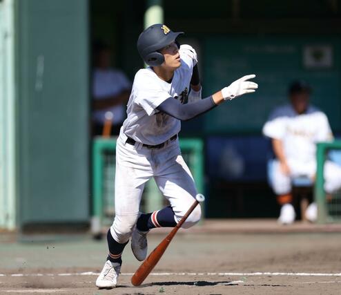 日本文理－帝京長岡　五回日本文理１死満塁、名古屋飛来が二塁打を放ち１５－０＝三条市パールスタ