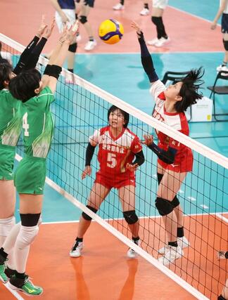 バレーボール全日本高校選手権女子２回戦　新発田商－八王子実践（東京）第１セット、強打を放つ新発田商の渡邉百花＝２０２６年１月７日、東京体育館