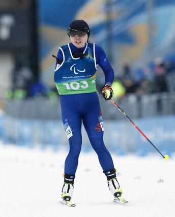 女子２０キロ立位　ゴールする出来島桃子＝テーゼロ（共同）
