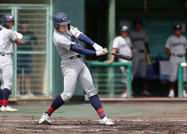 中越５回１死一・三塁、樋口優志が適時打を放ち５－０と突き放す＝三条パール金属スタジアム