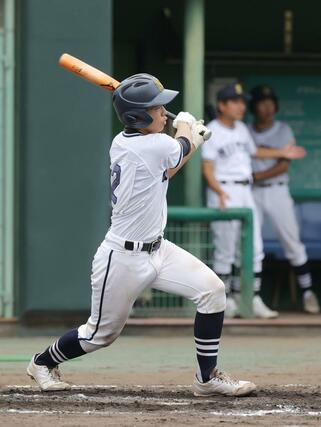 新潟-新津 4回表新津1死一、二塁、4番清水が適時打を放ち1点返す=2024年9月7日三条市の三条パール金属スタジアム