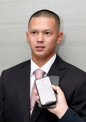 阪神から５位指名を受け、報道陣の取材に応じるオイシックスの能登嵩都投手＝新潟日報メディアシップ