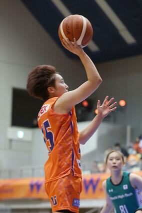 新潟－日立ハイテク　第３クオーター、レイアップシュートを放つ野坂葵＝鳥屋野総合体育館