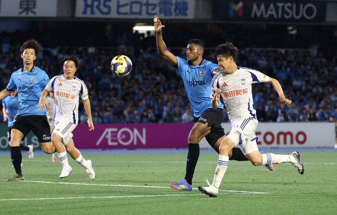 川崎－新潟　前半、ゴールに迫るＭＦ谷口海斗（右）＝Ｕ等々力