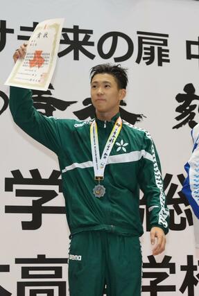 男子１００メートル平泳ぎで２位に入り、表彰台からスタンドに手を振る今泉悠成（長岡大手）＝広島市