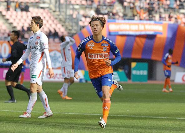 新潟－名古屋　後半４３分、途中出場のＭＦ長谷川元が加入後初となる決勝ゴールを決め、スタンドへ駆け出す＝デンカビッグスワン