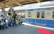 スカ色になったトキ鉄の車両を撮影する鉄道愛好家ら=5月5日、上越市の直江津駅