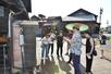 みそ、しょうゆ、日本酒の蔵が集まる摂田屋地区を見て回る「あうたび」の参加者=長岡市摂田屋3