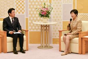 東京都の小池百合子知事(右)と面会する、日本ラグビー協会の土田雅人会長=6日、都庁