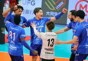 大阪B―サントリー 第1セット ポイントを奪い、喜ぶ西田(奥中央)ら大阪Bの選手たち=ジーライオンアリーナ神戸