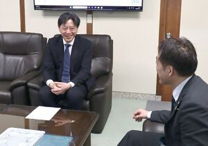 出雲崎町に新たに着任した地域おこし協力隊員の浅田忠寿さん=出雲崎町役場