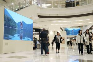 大型LEDビジョンを複数設置するなどし、リニューアルが進むイオンモール新潟南=新潟市江南区