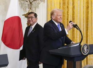 首脳会談後の共同記者会見に臨むトランプ米大統領(右)と石破首相=2月、ワシントンのホワイトハウス(共同)