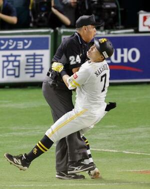 3回ソフトバンク2死一塁、中村(7)が一ゴロを放ち一塁を駆け抜け塁審と激しく衝突する=みずほペイペイドーム