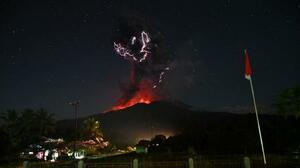 噴煙を上げるインドネシアのレウォトビ火山=1日、東ヌサトゥンガラ州(インドネシア災害対策当局提供、ロイター=共同)