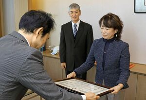 賞状を受け取る小説部門の佐野久子さん（右）と詩部門の後藤芳則さん＝７日、新潟市中央区