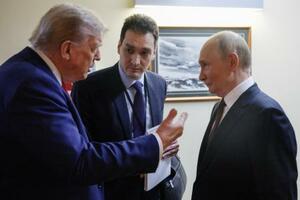 ロシアのプーチン大統領(右)と話をするトランプ米大統領(左)=15日、米アラスカ州(AP=共同)