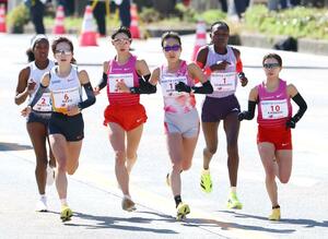 力走する（左２人目から）佐藤早也伽、大森菜月、五島莉乃、シェイラ・チェプキルイ、加世田梨花＝名古屋市（代表撮影）