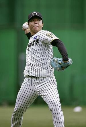 キャッチボールで調整する阪神・村上=6月、甲子園