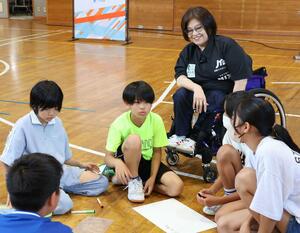 三和小児童が永尾由美さんから挑戦することの大切さを学んだ授業＝上越市三和区鴨井