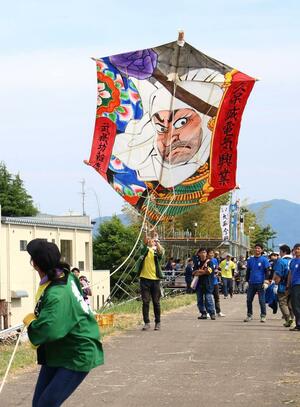 熱戦を繰り広げた見附今町・長岡中之島大凧合戦=7日、見附市今町