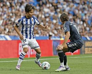 　レアル・マドリード戦の後半、攻め込むレアル・ソシエダードの久保（左）＝サンセバスチャン（共同）