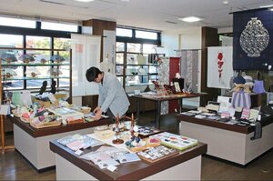 リニューアルした小千谷縮の製品ショップ「匠之座」＝小千谷市城内１