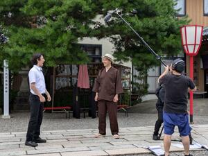 オール五泉ロケの短編ドラマの撮影風景=五泉市宮町の五泉八幡宮(樋口雅夫さん提供)