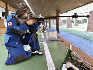 東京デフリンピックのライフル射撃に出場する桂玲子=8月、栃木県ライフル射撃場(本人提供)