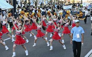 第49回全国高校総合文化祭で行われたパレード=26日午後、高松市