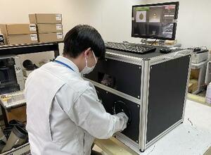 　真珠の品質をＡＩで判定する実証実験の様子＝２月、愛媛県内（愛媛県産業技術研究所提供）